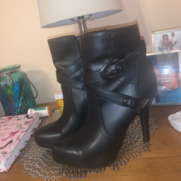 Guess Graze Bootie - Picture 4 of 5